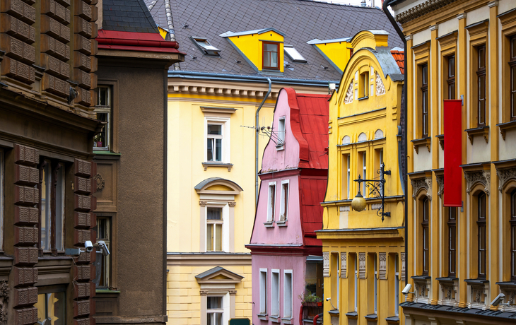 Bunte historische Stadthäuser in einer europäischen Stadt.