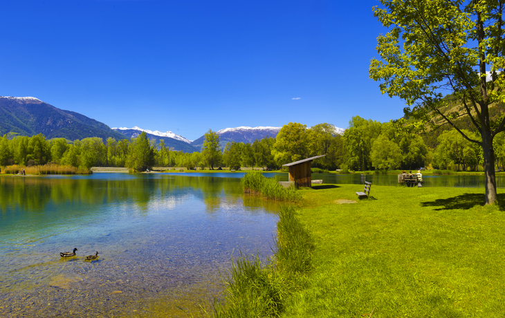 Fischerteich Prad in Vinschgau an der Etschtalradroute in Südtirol, Italien