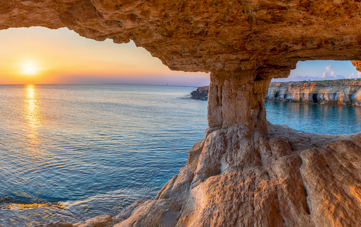 Landschaft mit Felshöhlen und Meereshöhlen bei Sonnenuntergang nahe Agia Napa, Zypern.