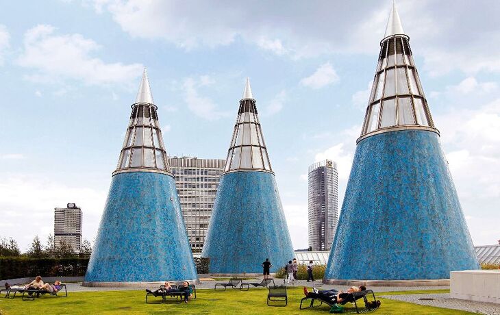 Kegelförmige Dachstruktur der Bundeskunsthalle in Bonn vor Wolkenhimmel.