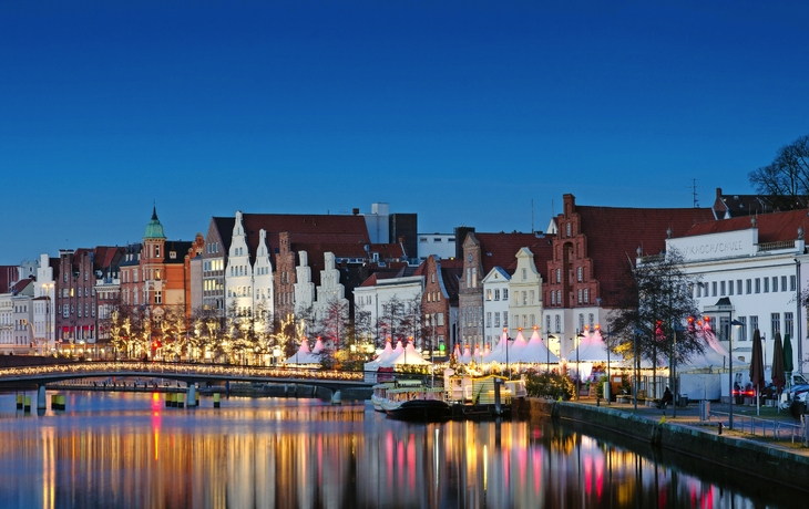 Lübeck, Weihnachtsstimmung auf der Obertrave mit historischen Fassaden