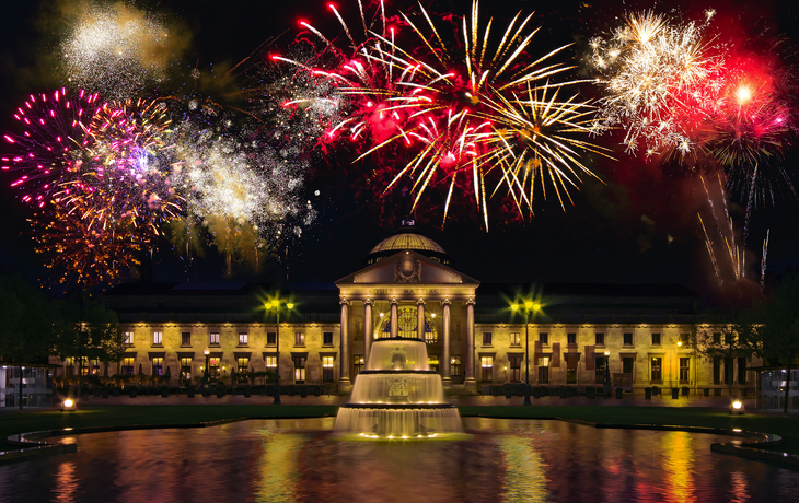 Feuerwerk über dem Kurhaus in Wiesbaden in der Nacht an Silvester.