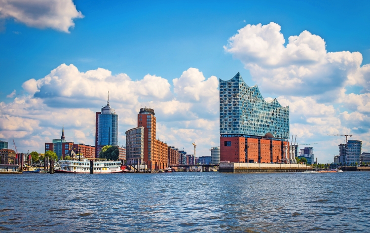 Hamburger Hafencity mit Elbphilharmonie und Wasseransicht bei sonnigem Wetter.