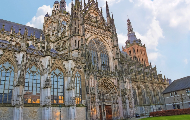 Gotische Kathedrale mit reich verzierten Fassaden und Türmen bei Tageslicht.