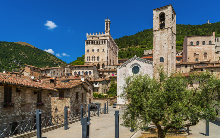 Gubbio in Umbrien, Italien mit dem Palazzo dei Consoli und der Kirche Giovanni Battista.