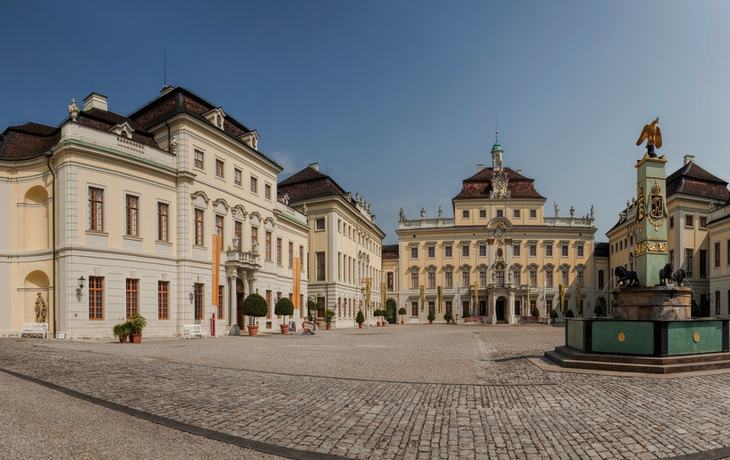 Panoramablick auf Schloss Ludwigsburg mit großem Innenhof und Springbrunnen.