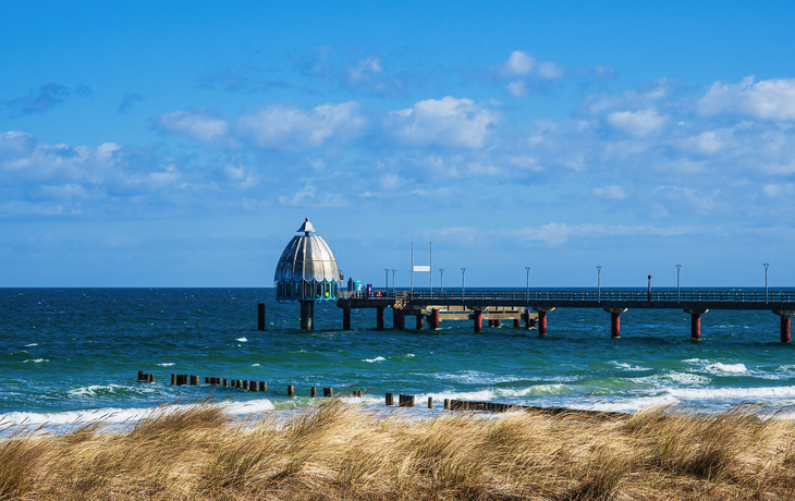 Seebrücke mit Tauchgondel an einem sonnigen Strandtag
