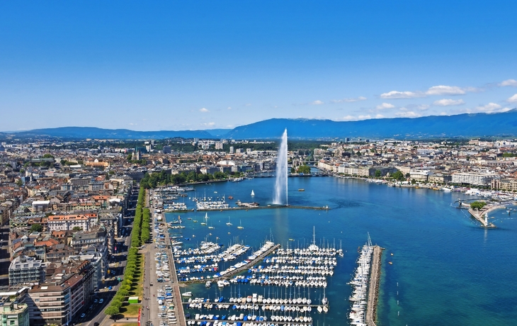 Stadtansicht von Genf mit Jet d'Eau und Hafen am Genfersee.