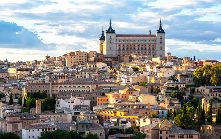 Historische Stadtansicht von Toledo mit dem Alcázar im Hintergrund.