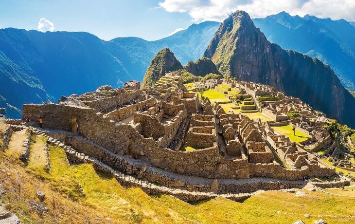 Historische Ruinen von Machu Picchu in den Anden bei Sonnenschein.