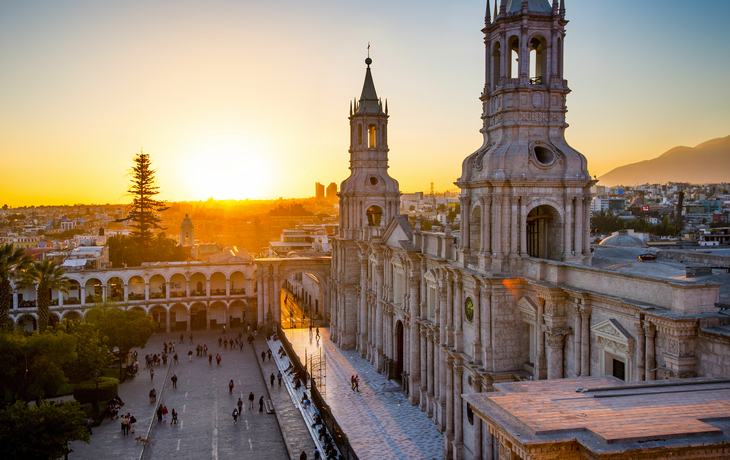Kathedrale und Stadtplatz bei Sonnenuntergang in Arequipa, Peru.