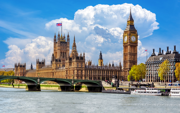 Parlamentsgebäude und Big Ben in London am Flussufer.