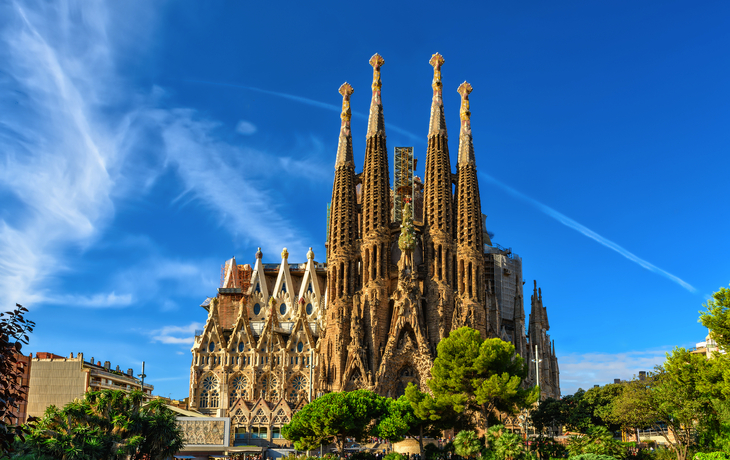 Basilika Sagrada Familia in Barcelona mit blauen Himmel und Wolken im Hintergrund