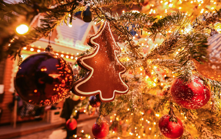 Weihnachtsbaumschmuck mit Lichtern und Anhänger in Tannenbaumform