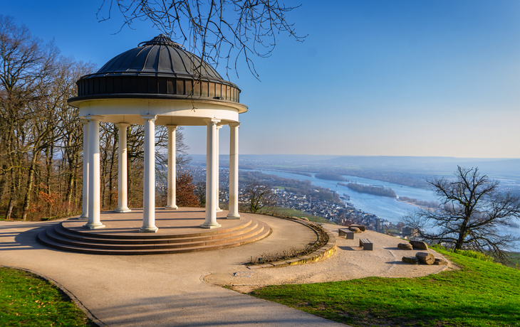 Pavillon mit Säulen und Blick auf einen Fluss im Hintergrund